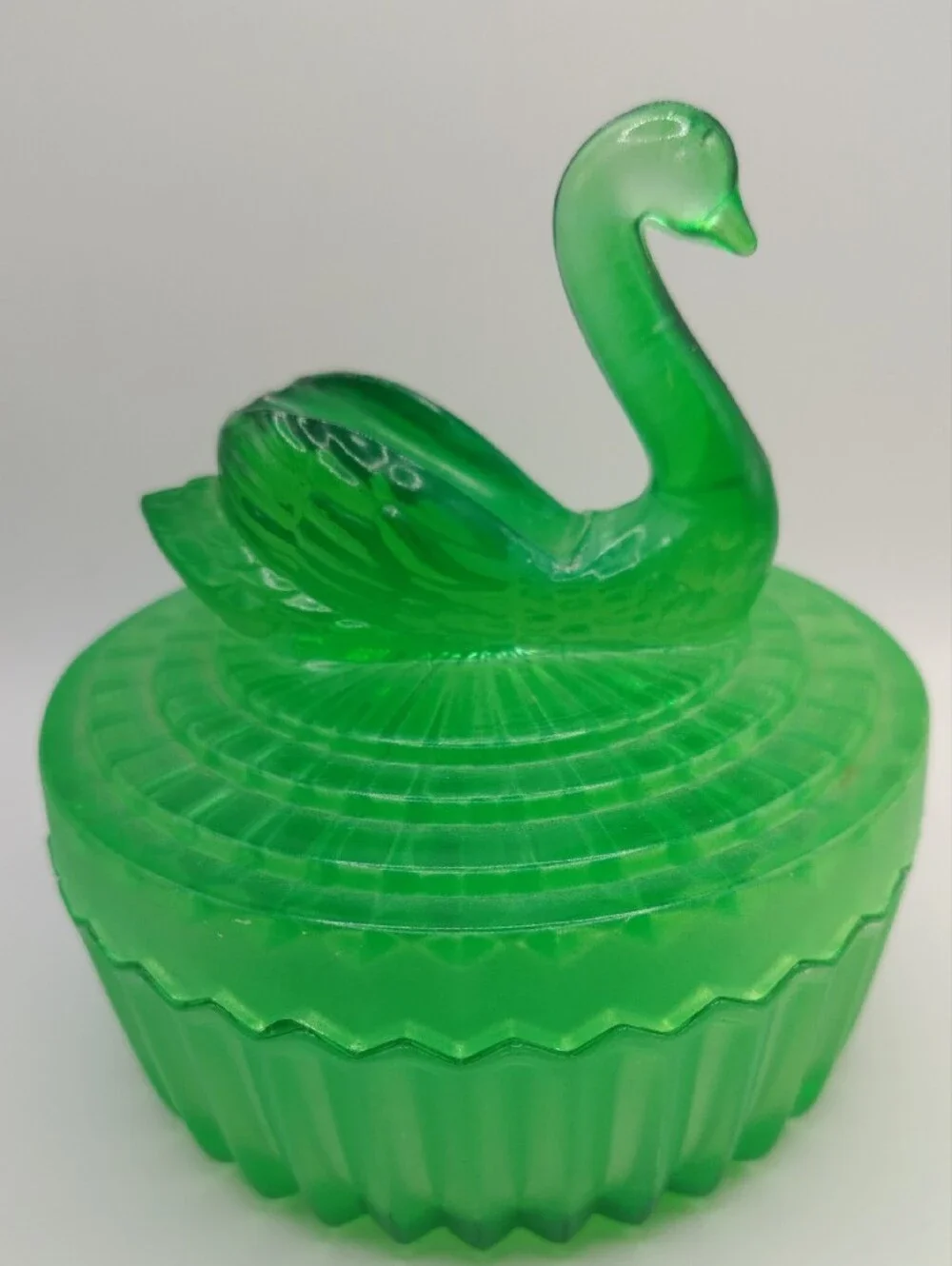 Vintage Green Flashed Glass Swan Powder/Jewelry Box 5